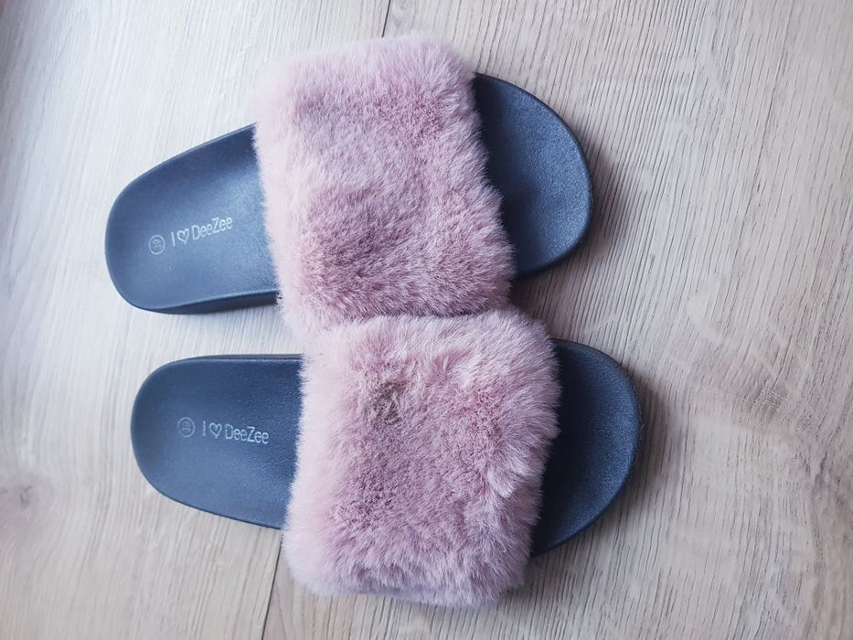 Klapki damskie z sztucznym futerkiem marki DeeZee rozmiar 39.