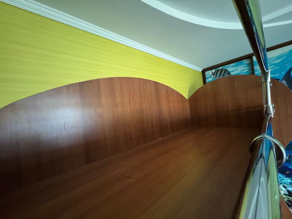 Ліжко-горище з поличками для книг