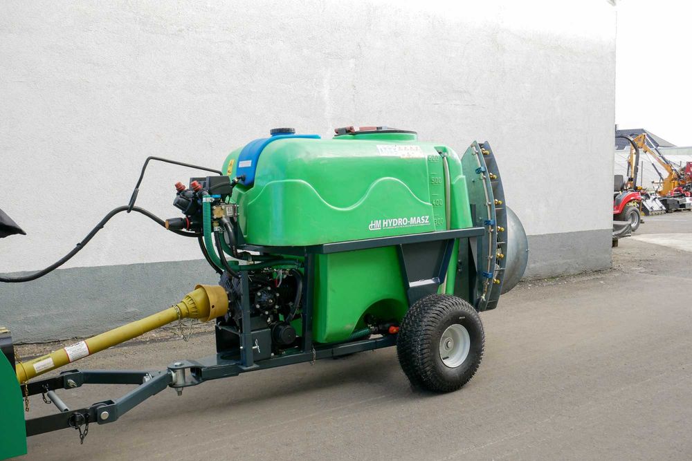 Najwęższy opryskiwacz sadowniczy do borówki z wałem szerokokątnym 600l