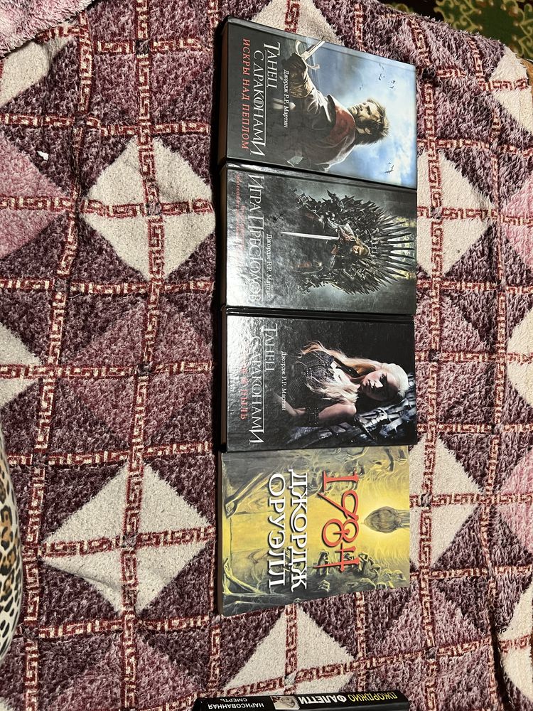 Книги мировые детективы Агата Кристи Пауло Коэльо Игра Престолов