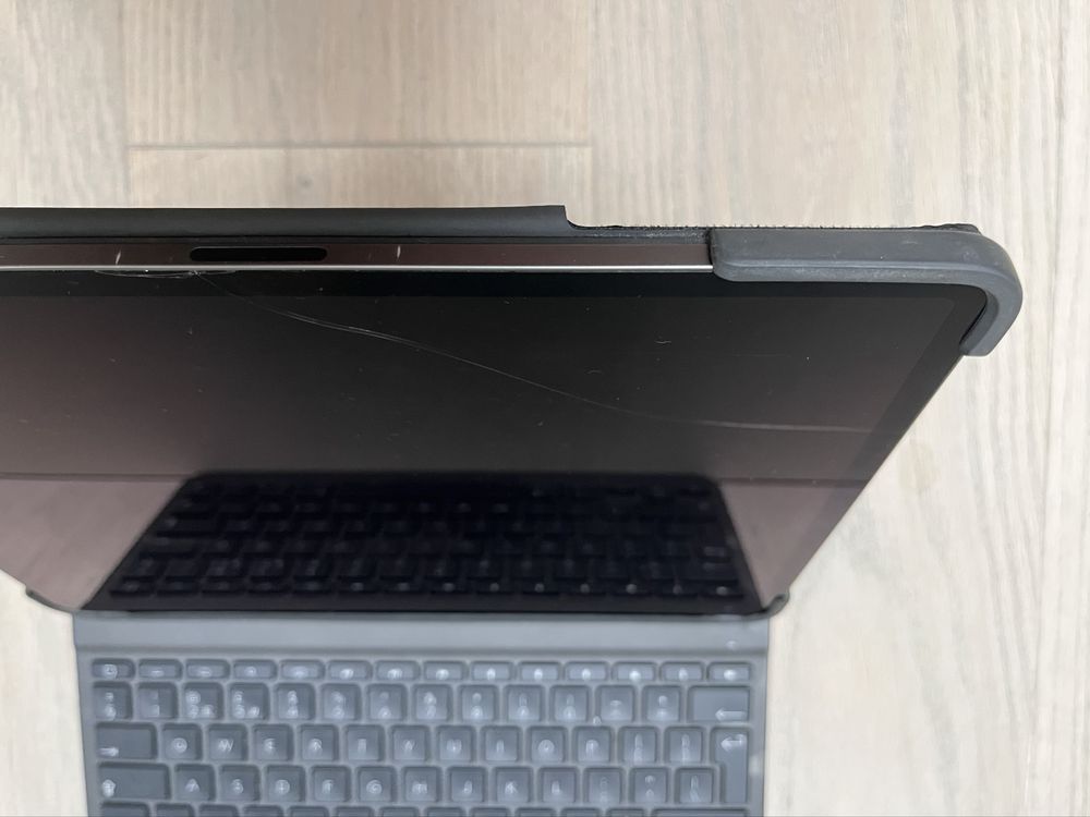 iPad Pro 4 generacji 12,9 cali z podświetlaną klawiaturą zestaw