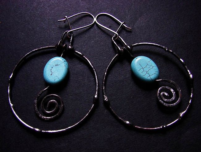 Koła z howlitem turkusowym - autorskie kolczyki witrażowe
