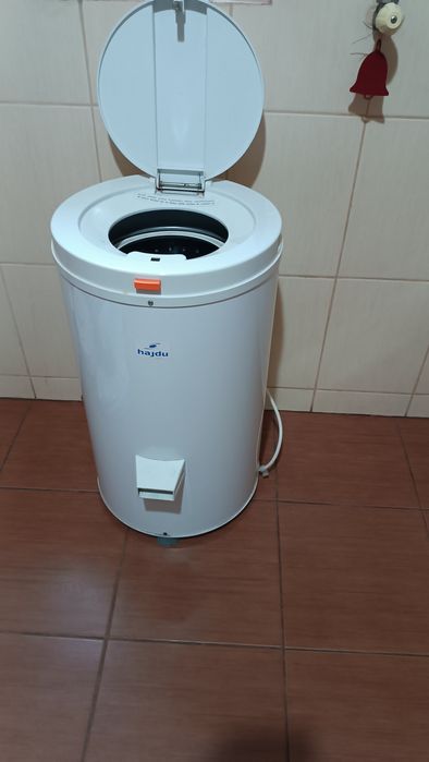 Wirówka do odsączania wody z prania. Prawie nie używana.