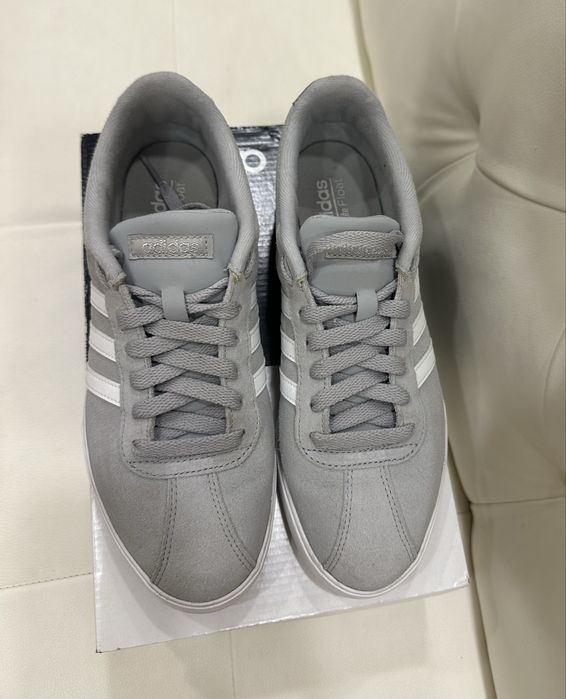 Кросівки жіночі adidas сірі замша р.38,5