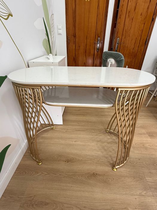 Mesa / Aparador dourado