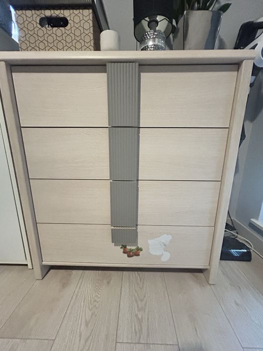 Zestaw solidnych mebli