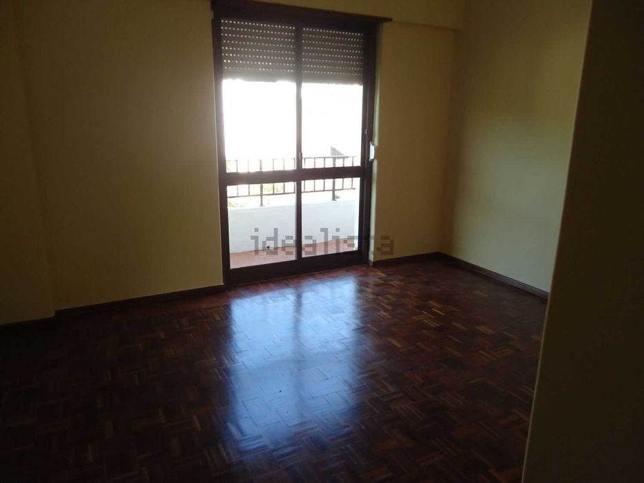 Moradia Duplex T4 em Condomínio Fechado com Pátio e Garagem no Cacém