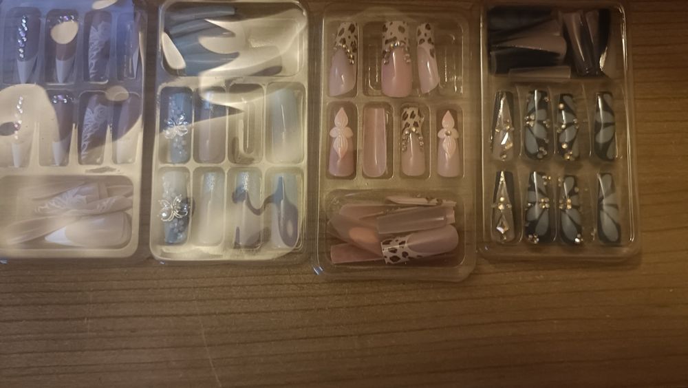 4 paczki sztucznych paznokci