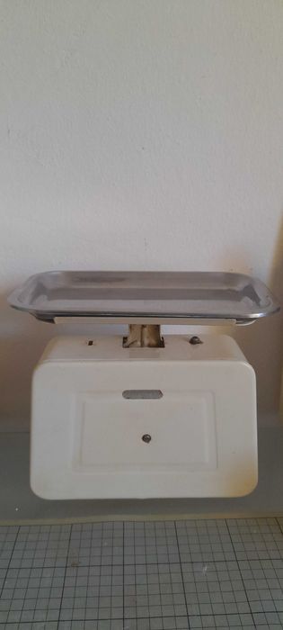 Balança antiga bege