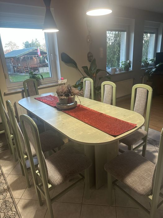 Jadalnia zestaw stół z krzesłami i komoda