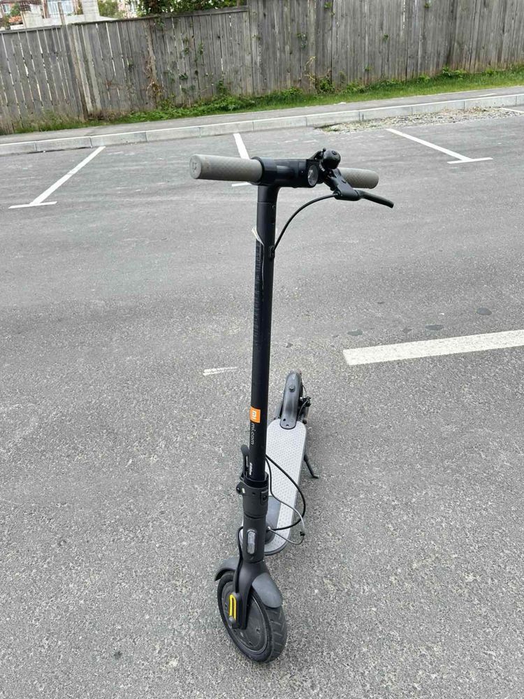 Продається електросамокат Xiaomi Mi Electric Scooter Essential
