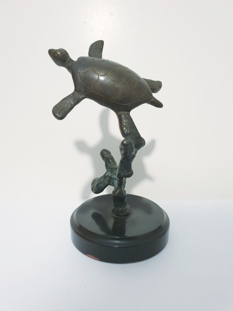 Linda antiga escultura de uma tartaruga marinha em bronze