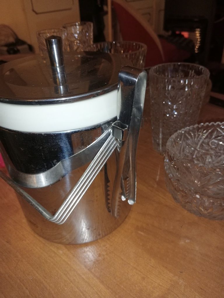Stary pojemnik na lód ze szczypcami firmy Freezinhot.