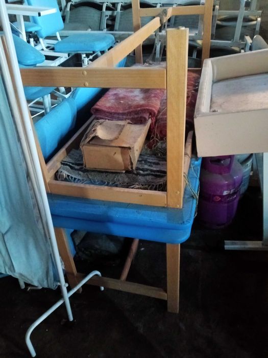 Krzesełka łączone po 4 i 3 siedzenia. Parawany Stoły