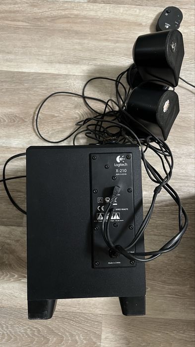 Колонки для компʼютера. Акустична система 2.1 Logitech X-210