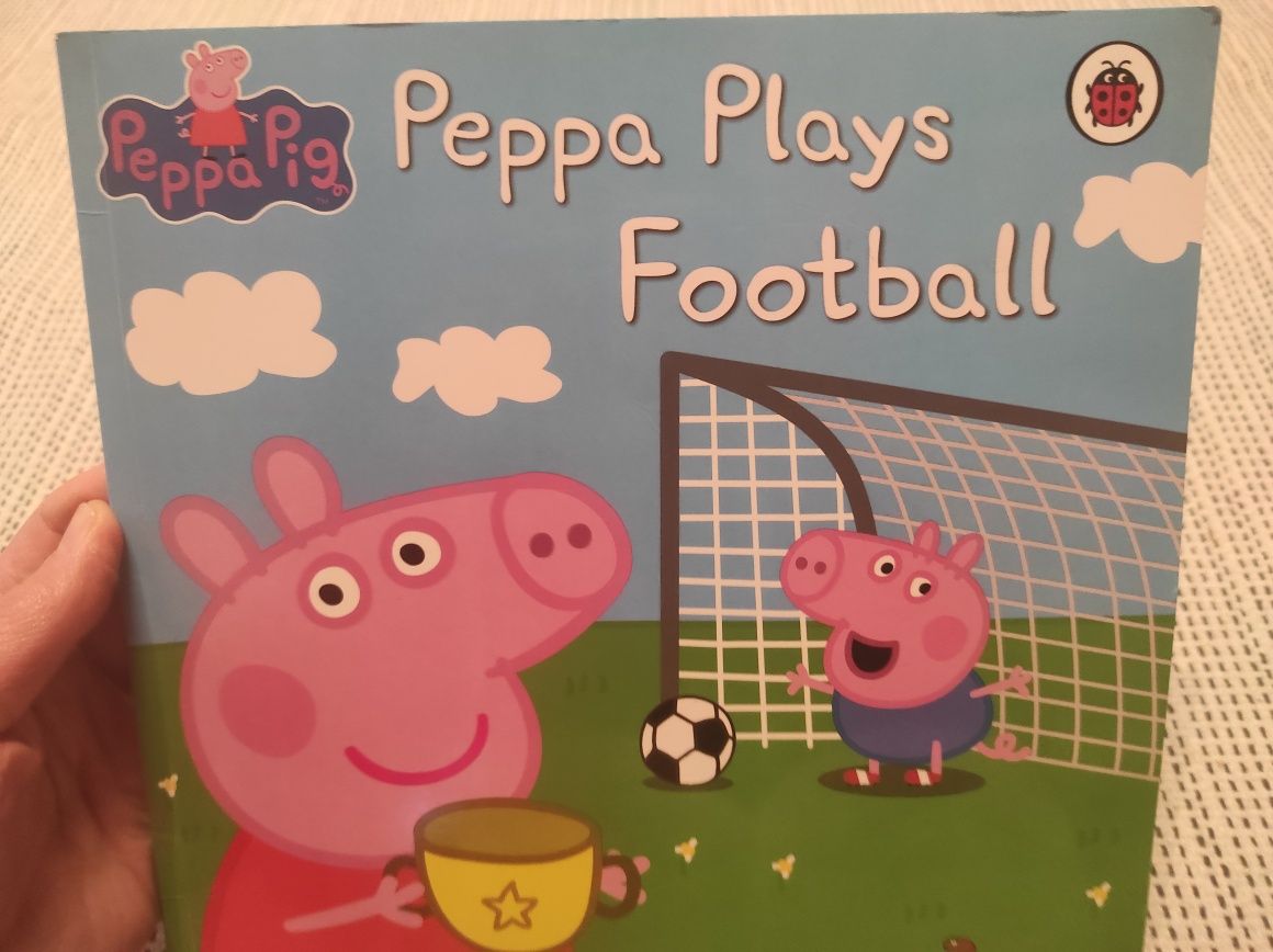 Peppa plays football książeczka po angielsku