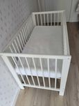 łóżeczko Ikea Gulliver 60x120 białe z nieużywanym materacem i teksylia