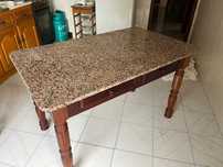 Mesa de cozinha em madeira com tampo em granito