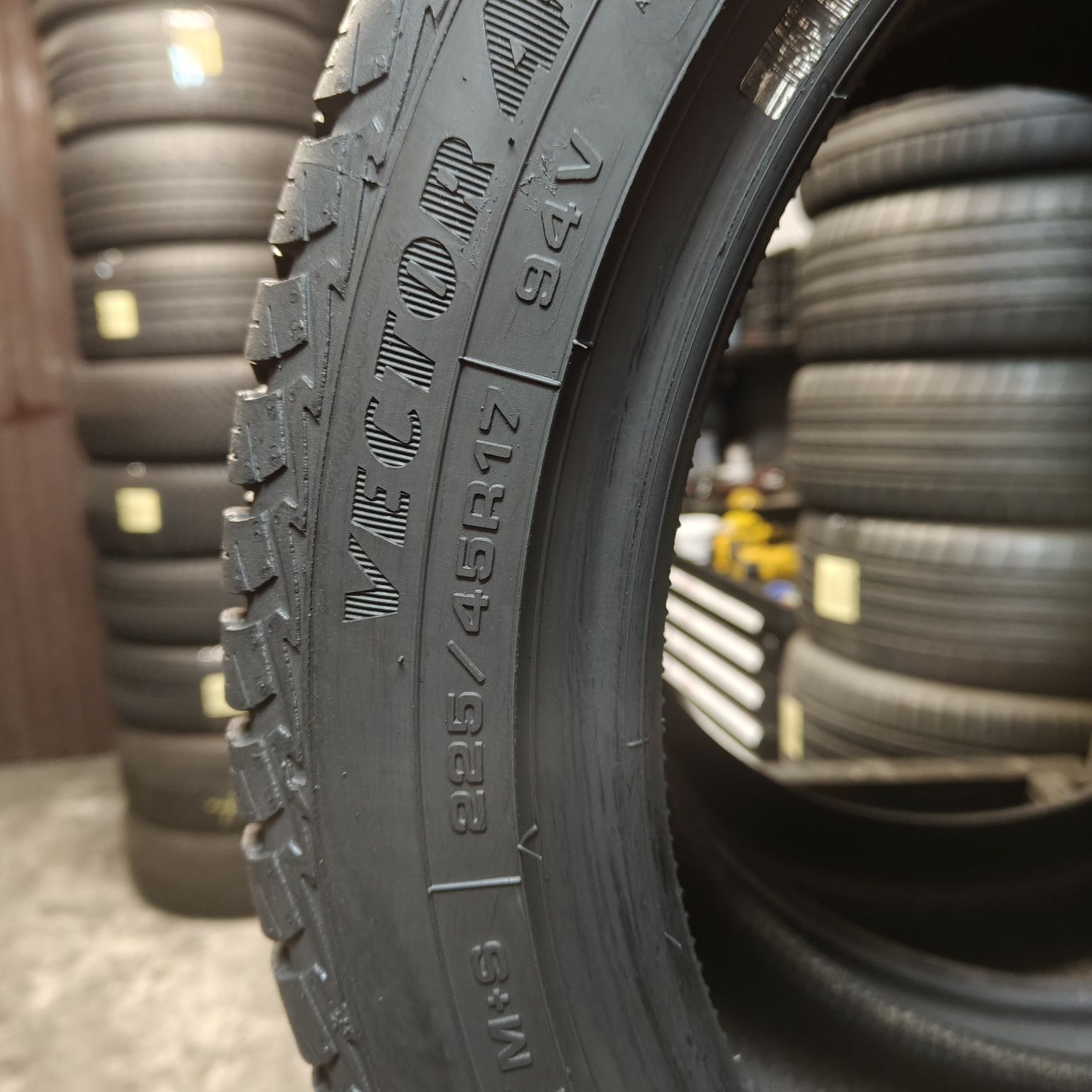 225/45/17 Sprzedam parę opon całorocznych Goodyear