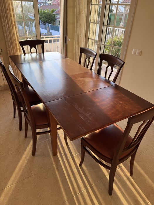 Mesa de sala extensivel e 6 cadeiras com forro em pele