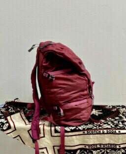 Norrøna Falketind plecak trekkingowy 30L 
kolor:bordo róż
Stan:bardzo