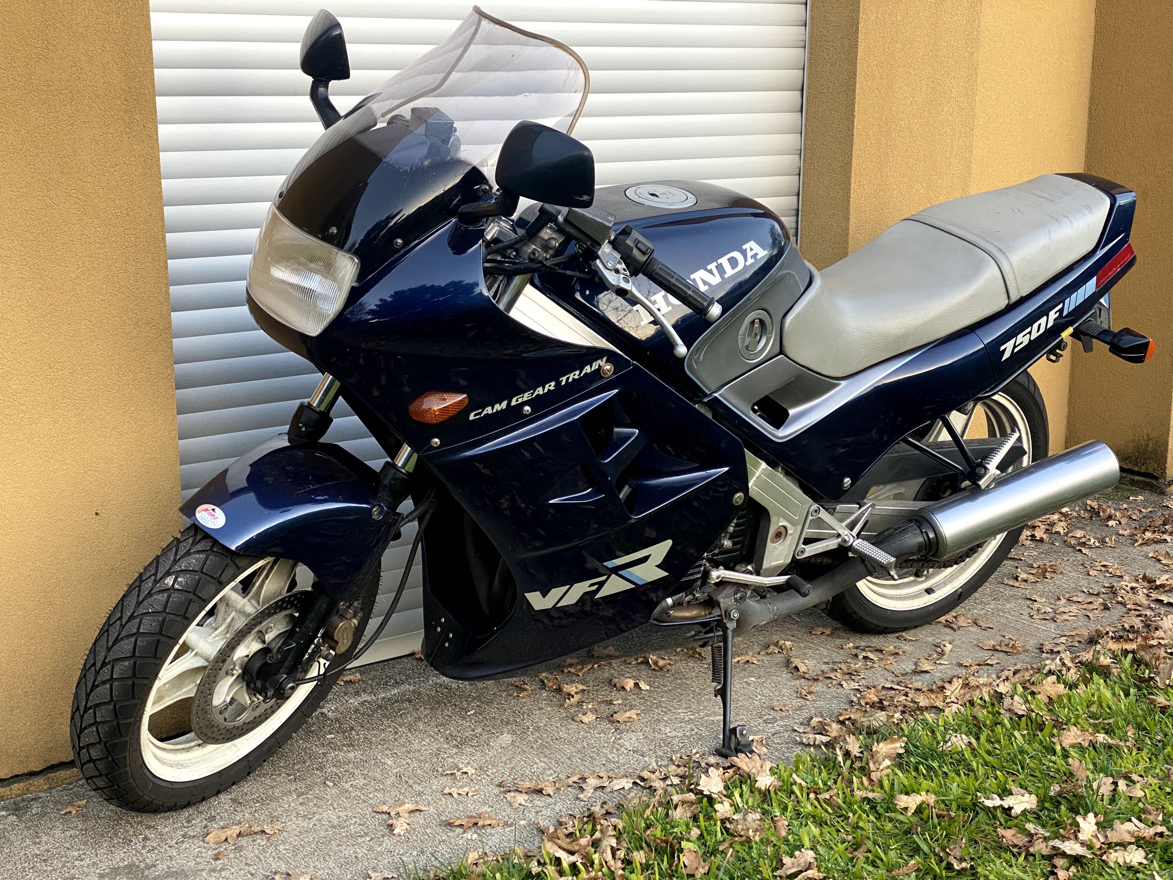HONDA VFR 750F RC24  de 1988 já moto clássica