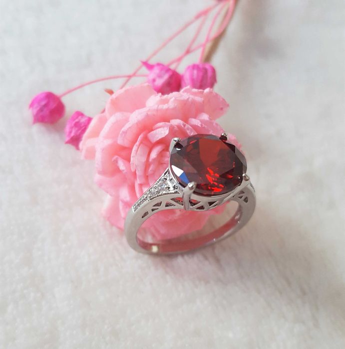 Nowy pierścionek srebrny kolor duże czerwone oczko kamień retro