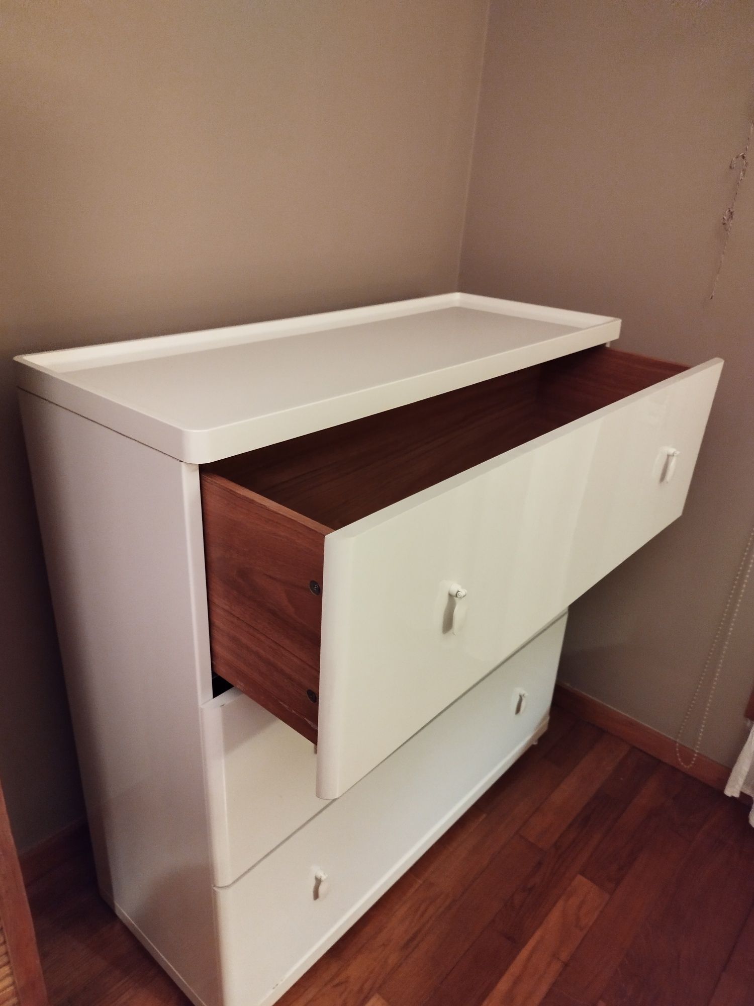 Cómoda lacada de branco IKEA