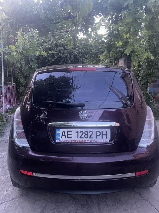 Lancia ypcilon женская машина