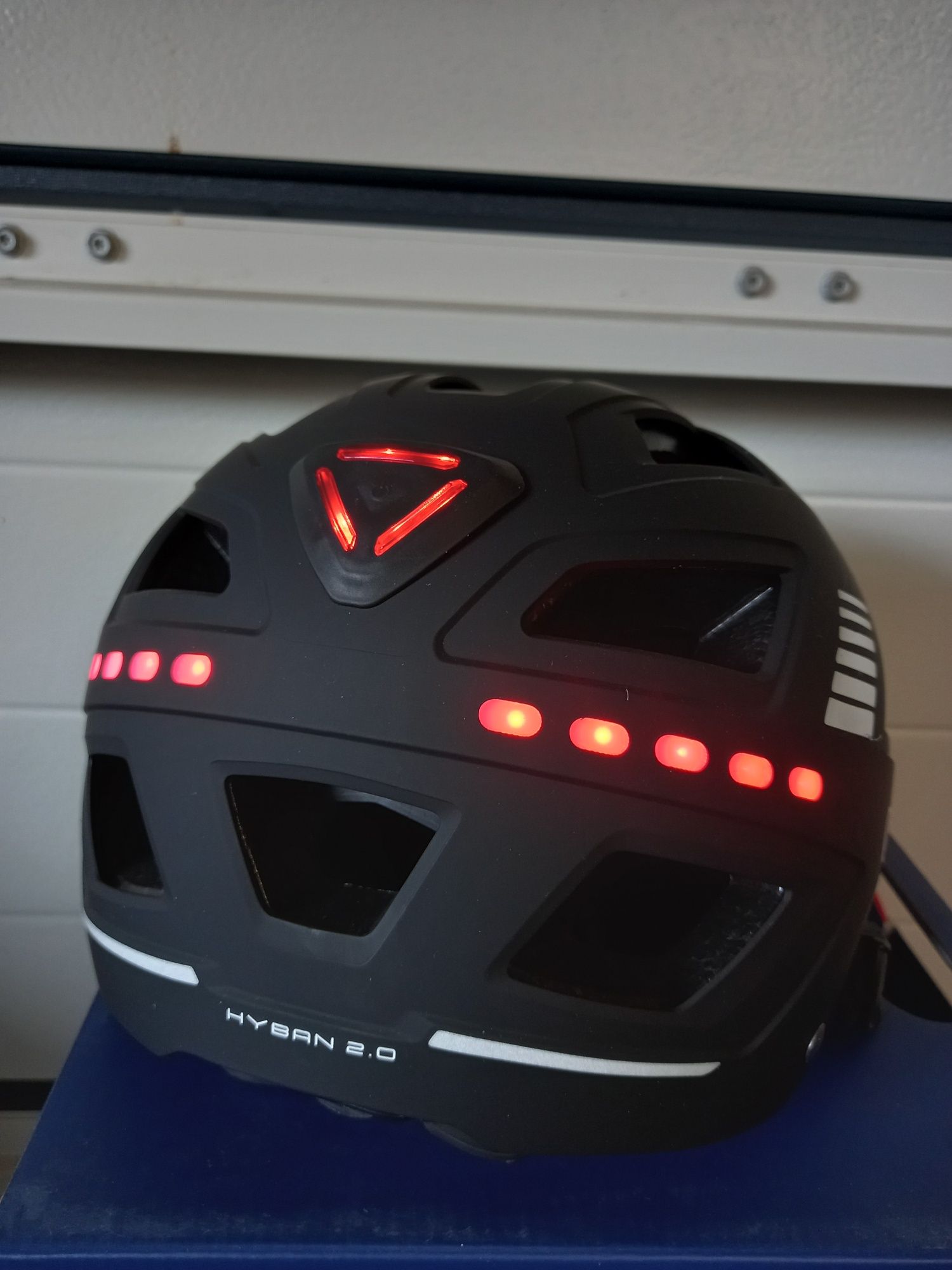 Kask rowerowy orzeszek z oświetleniem LED ABUS Hyban 2.0 r. XL