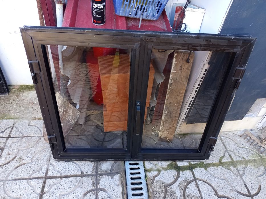 Janelas de alumínio castanho várias