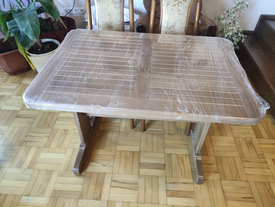 Новий дерев'яний стіл для вітальні, тераси  або кухні