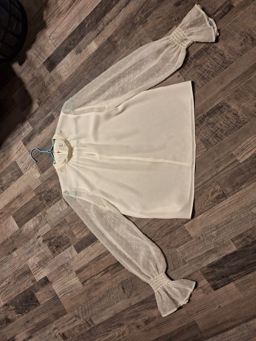 Biala bluzka Stradivarius.