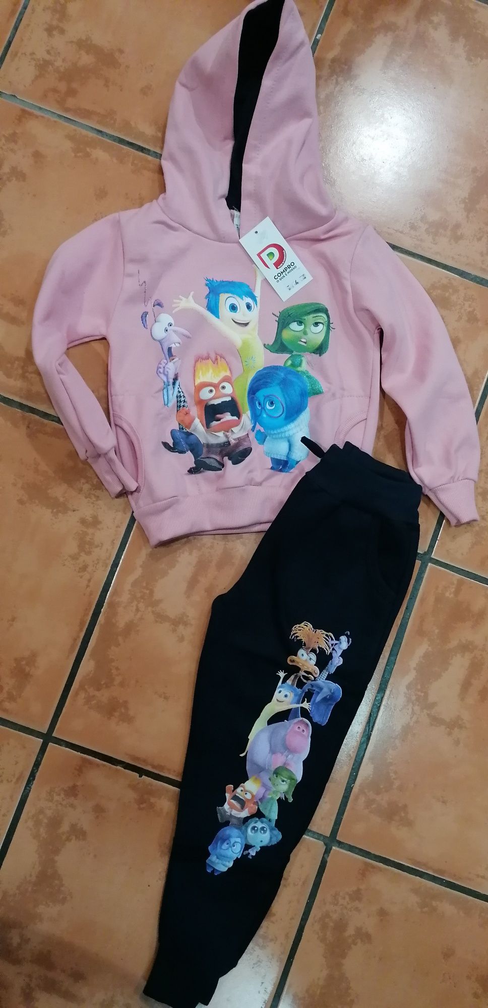 Vários fatos de treino de criança cardados  stitch, divertida Mente