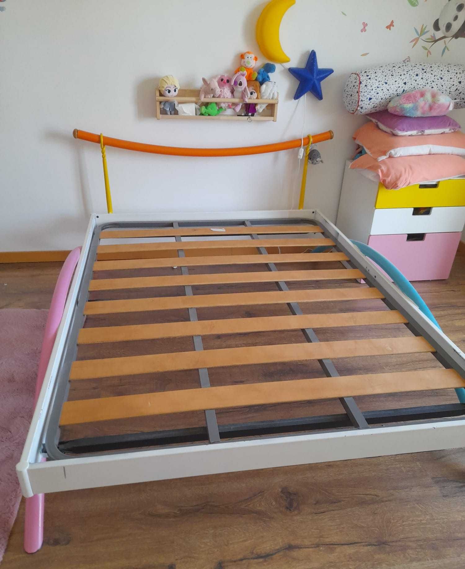 Cama de ferro 140x190 com estrado incluído