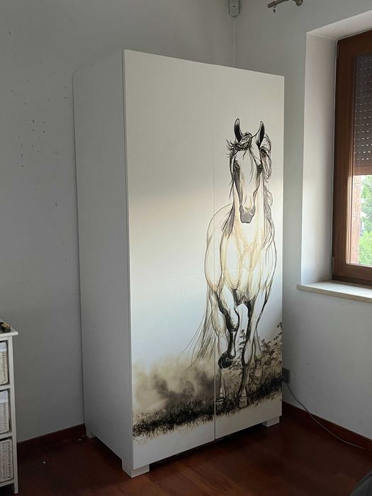 Szafa z malowanym koniem