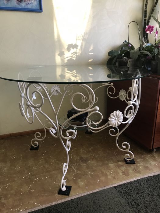 Скляний стіл круглий