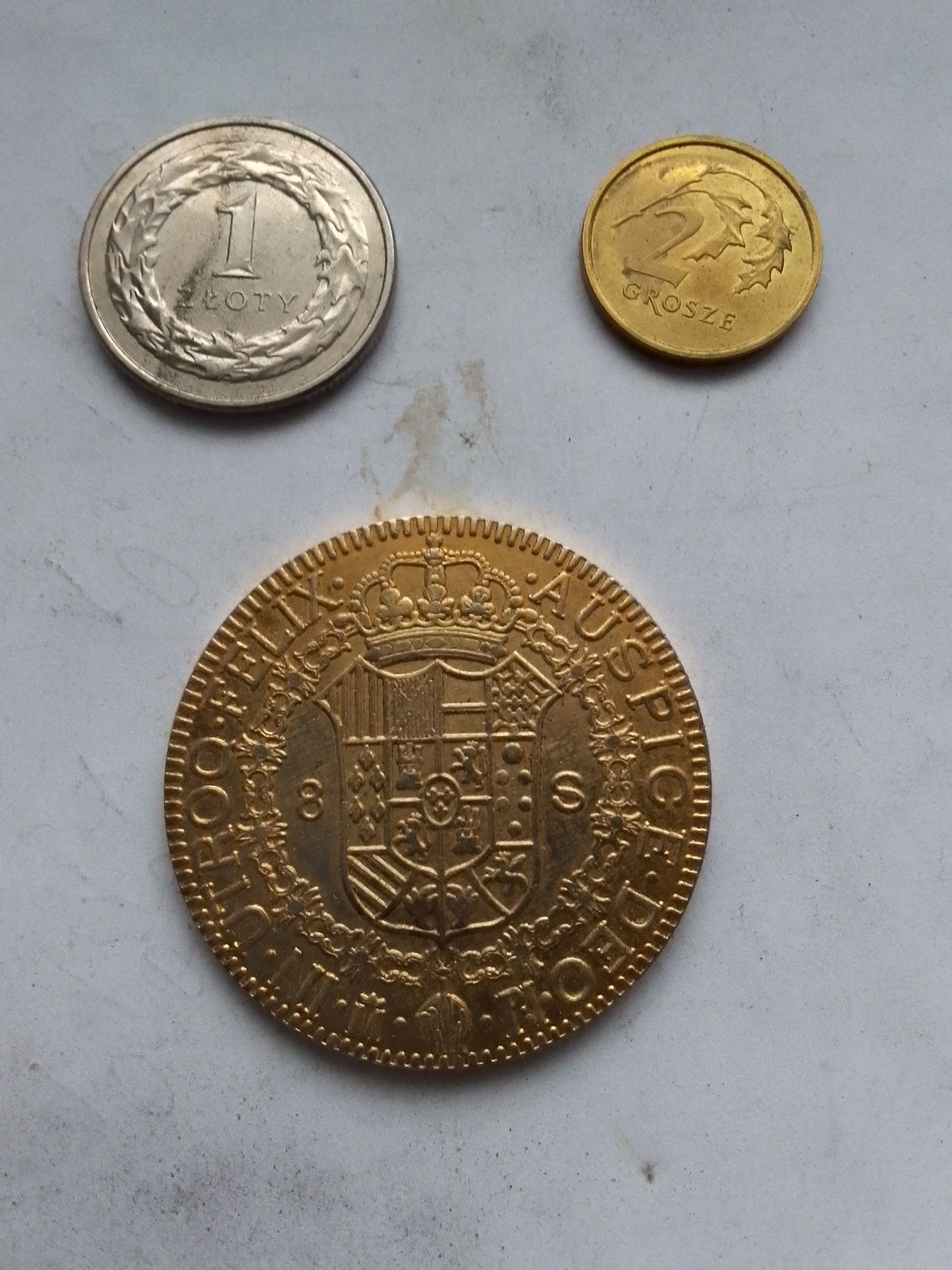 Moneta duża żółty metal