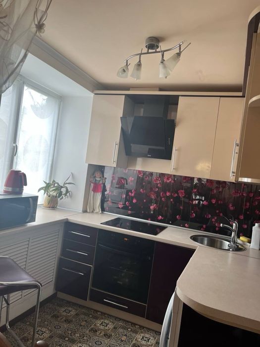 Сдам погод/ на добу  свою квартиру в Лозовій  ( звонить на вайбер )