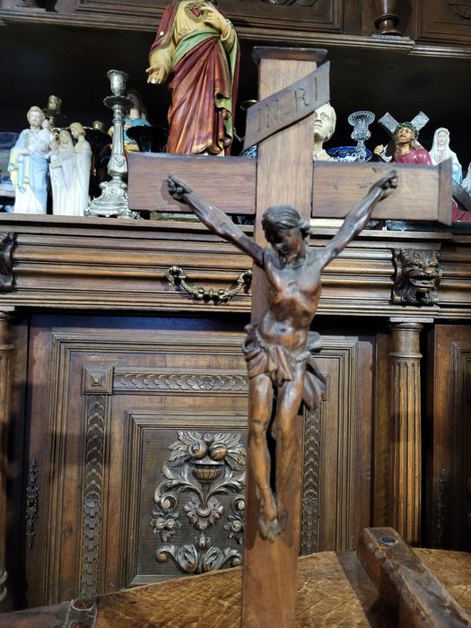 Stary rzeźbiony krzyż drewniany pasyjka