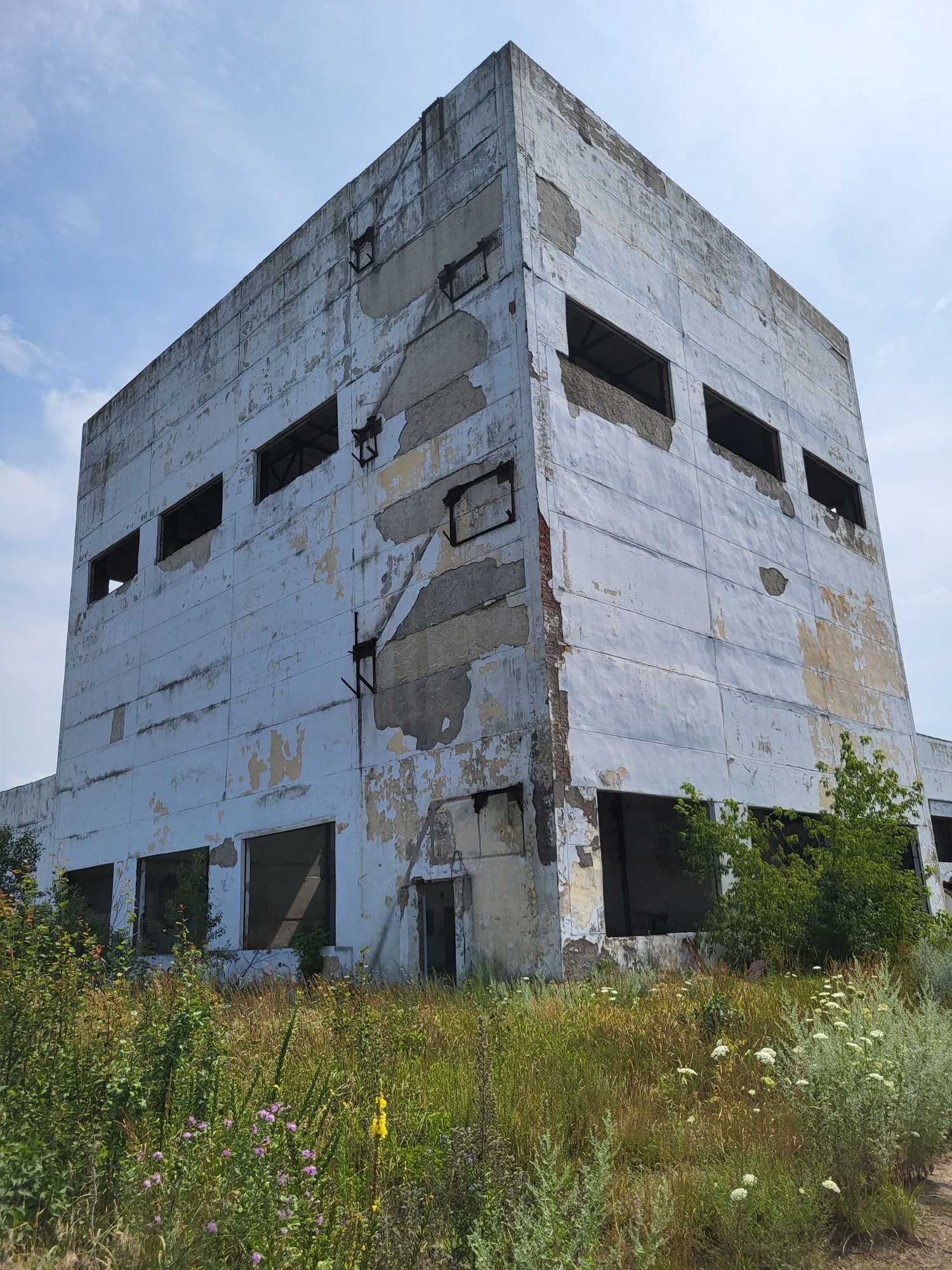 Комплекс нежитлових будівель з земельною ділянкою в м. Сарни