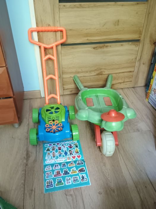 Kosiarka do baniek i taczka żółwik oraz gratis naklejki LEGO