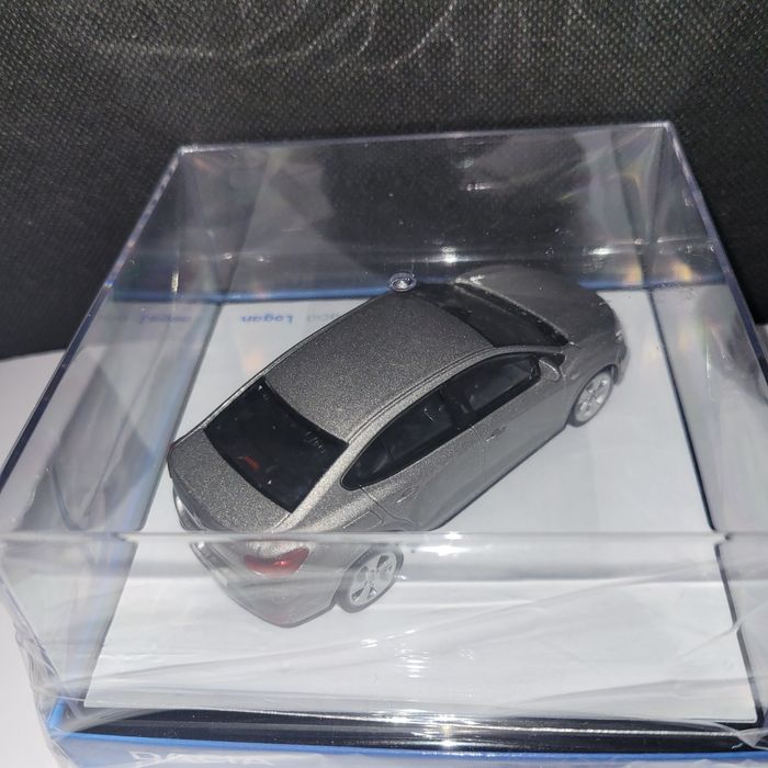 Carro miniatura Dacia