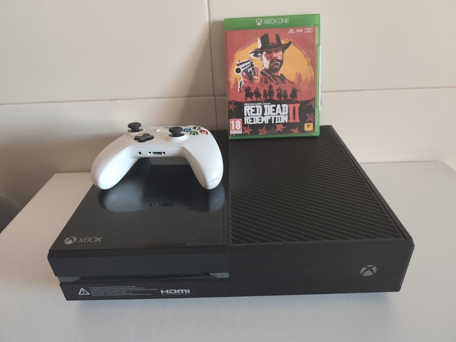Xbox One com comando e um jogo