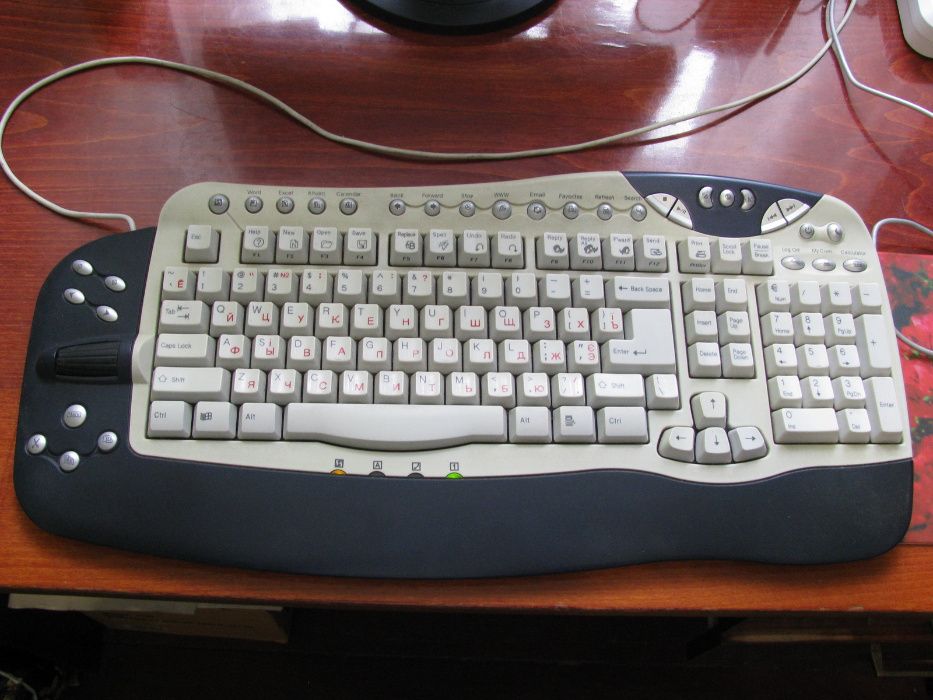 Компьютер: системний блок+монітор+мишка+клавіатура+колонки