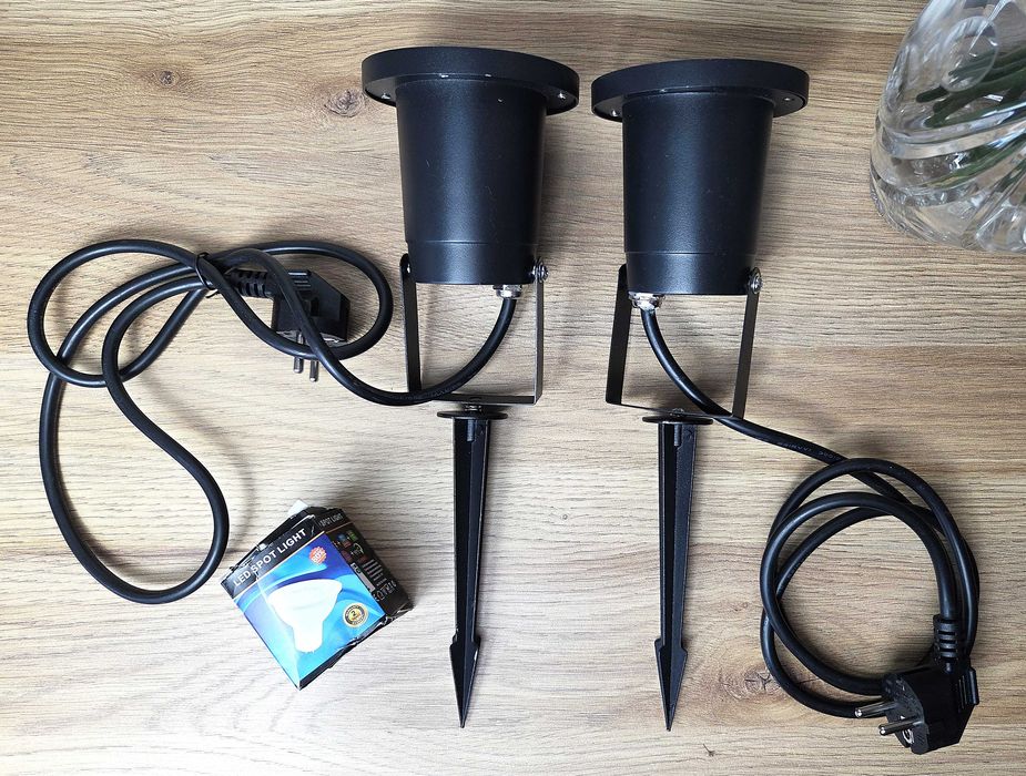 Dwa reflektory LED do ogrodu