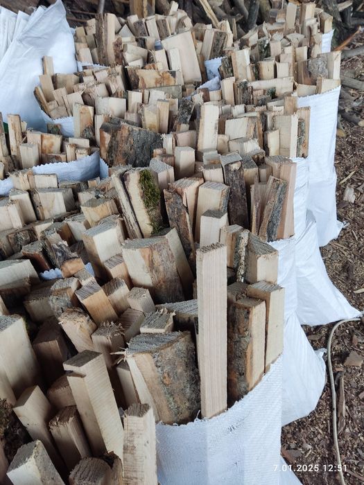 Дрова твёрдые ясень в мешках ,100 %сухие .