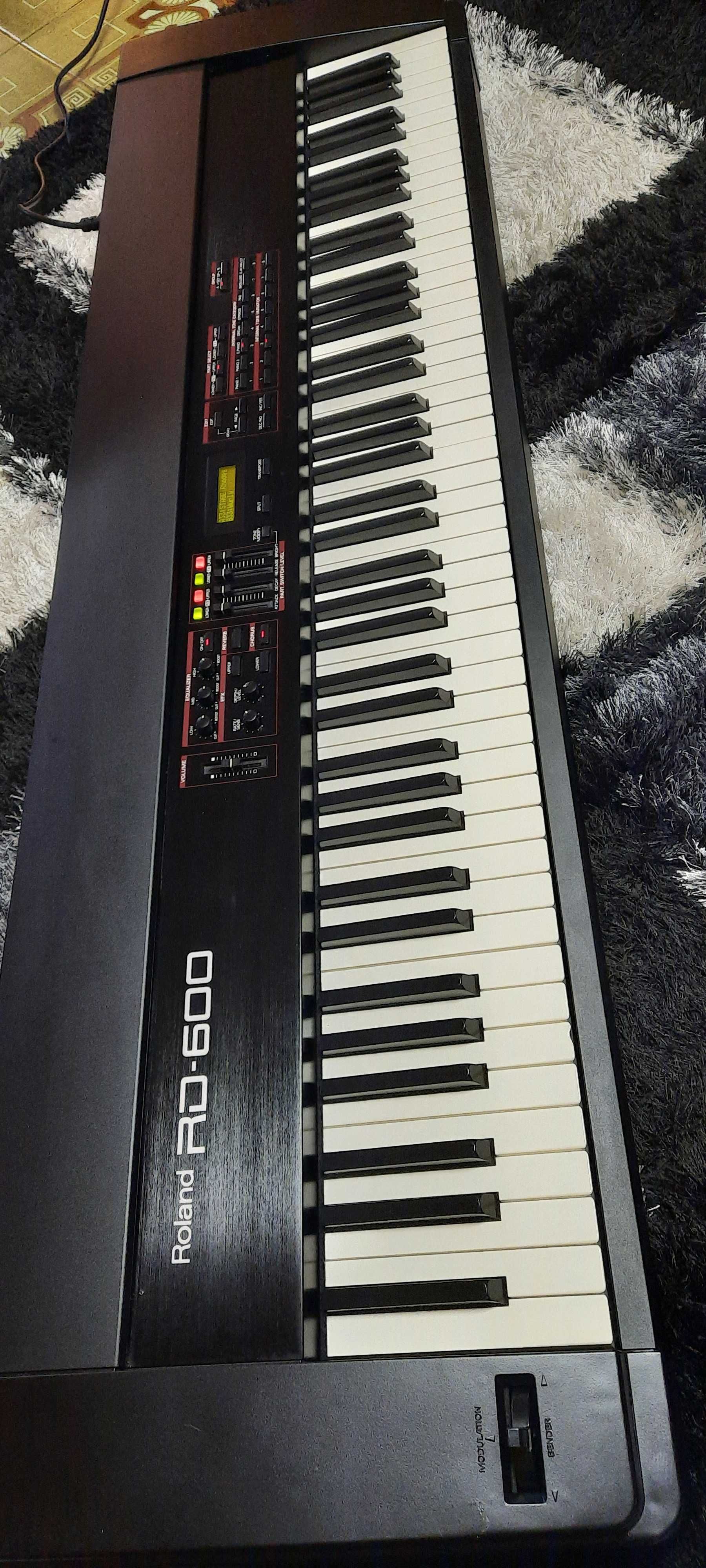 Roland RD-600 Digital Piano, Teclado, com 88 teclas contrabalanceadas.