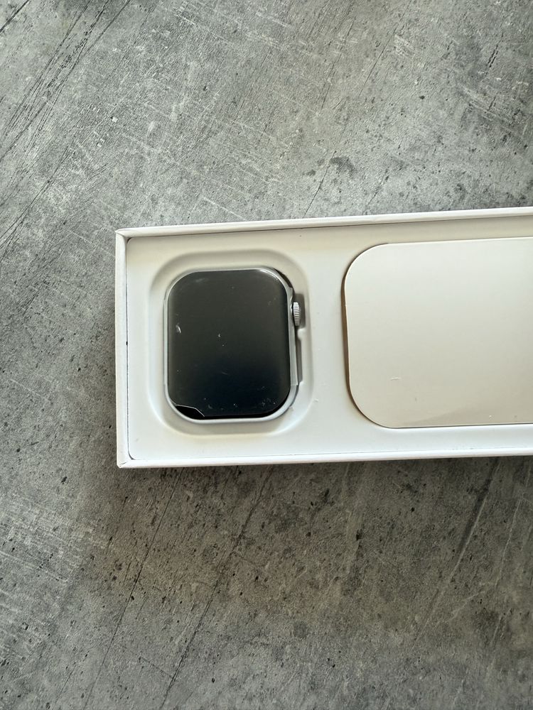 nowy smartwatch srebny