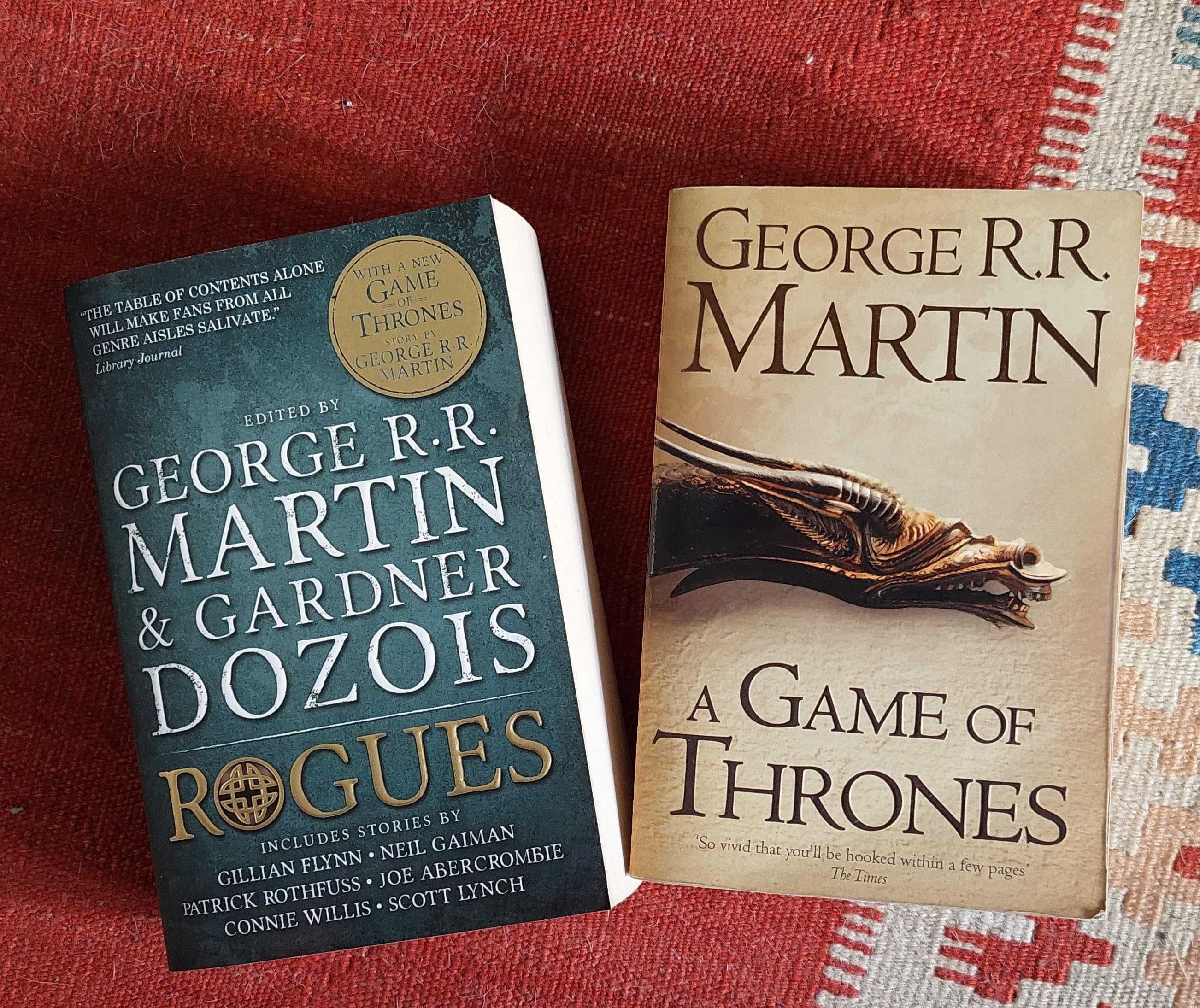 Livros A Game of Thrones e Rogues em Inglês George R.R. Martin